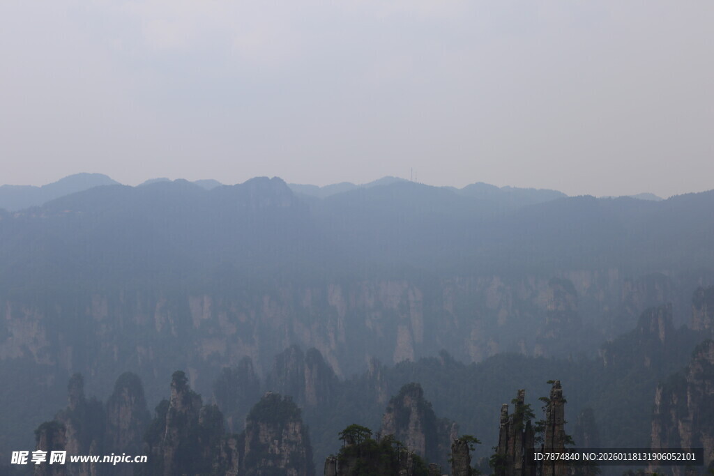 云雾缭绕的壮丽山峦景观