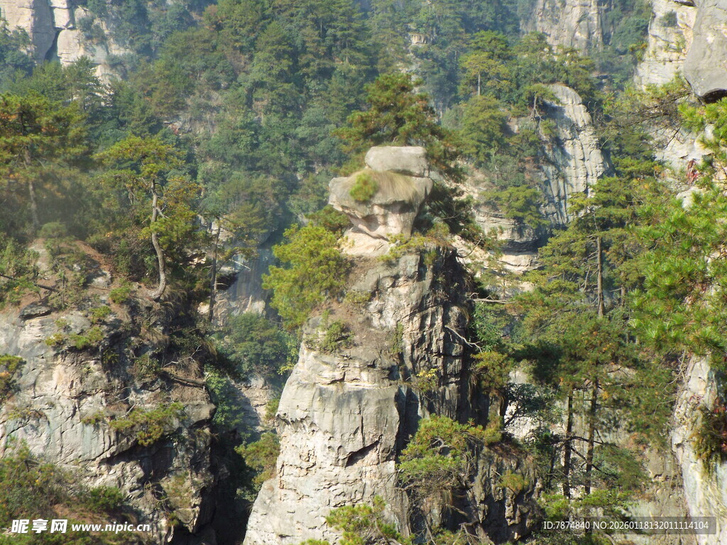 奇峰林立的壮美山林景观