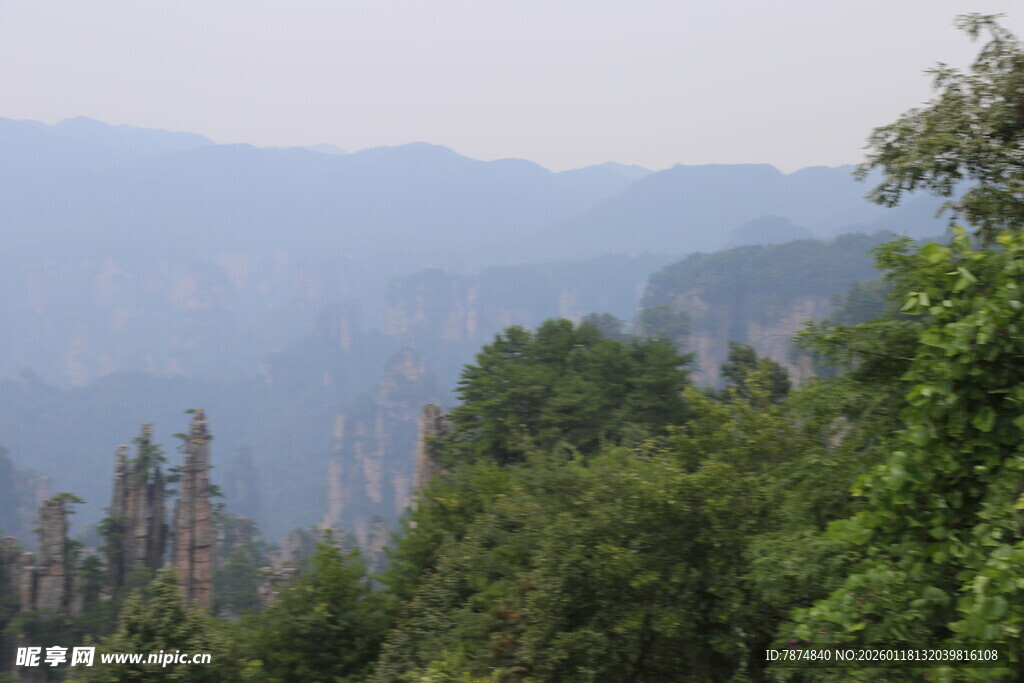 山林间的朦胧远山景色
