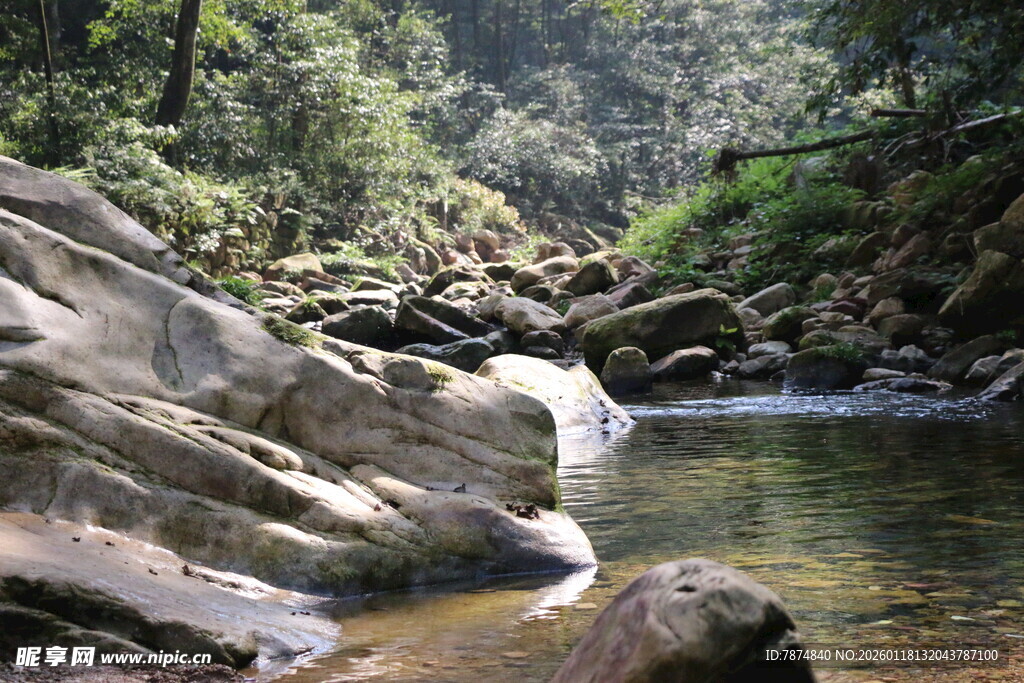 山间溪流与嶙峋岩石