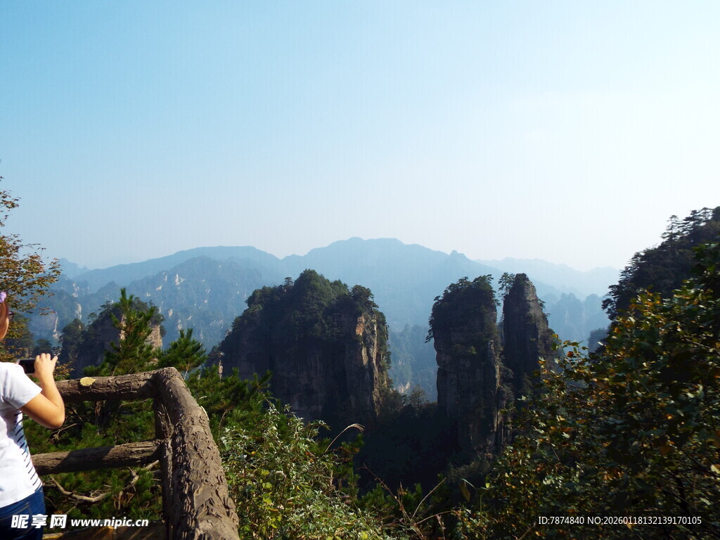 游客赏奇峰美景