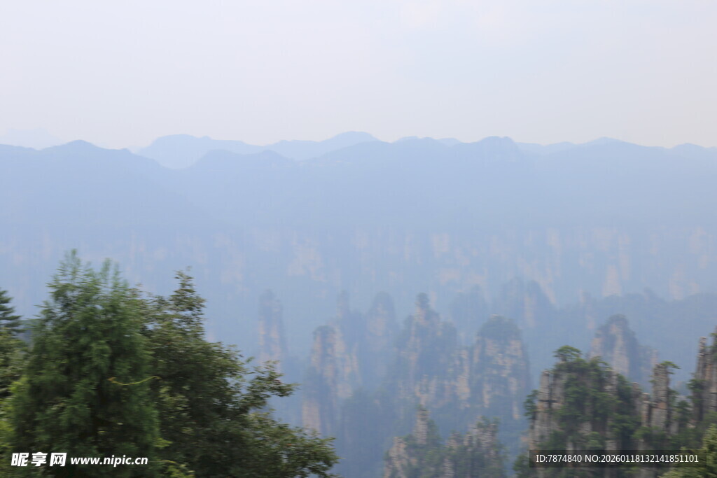 山林叠嶂远景图