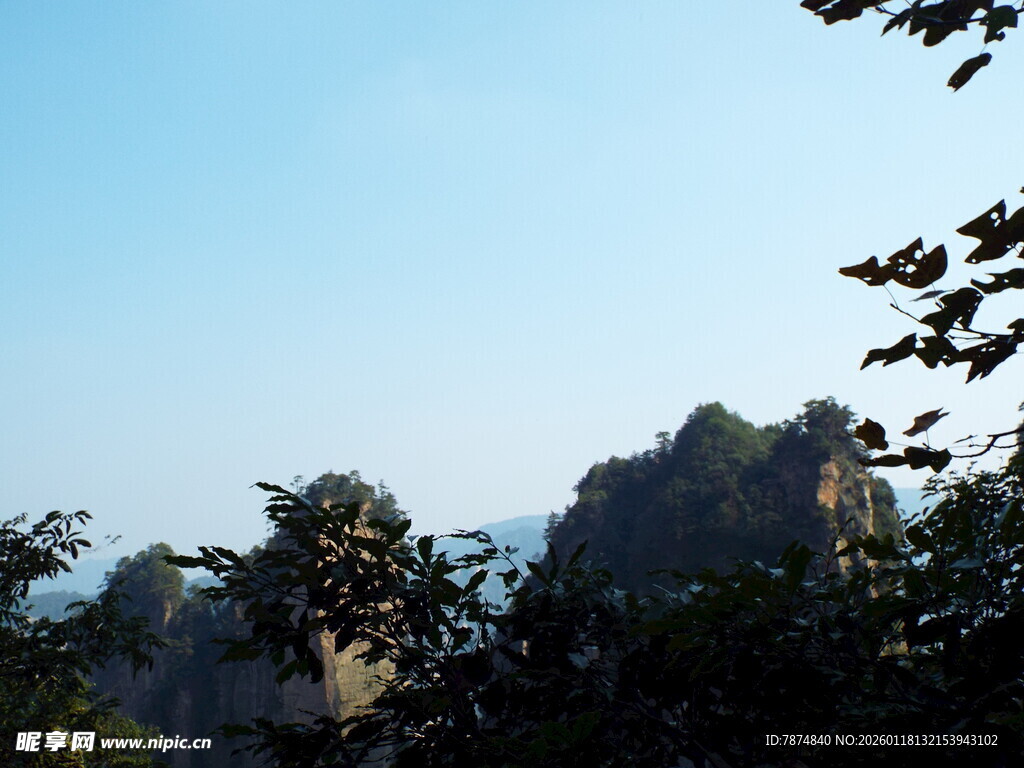 奇峰耸立的秀丽山景