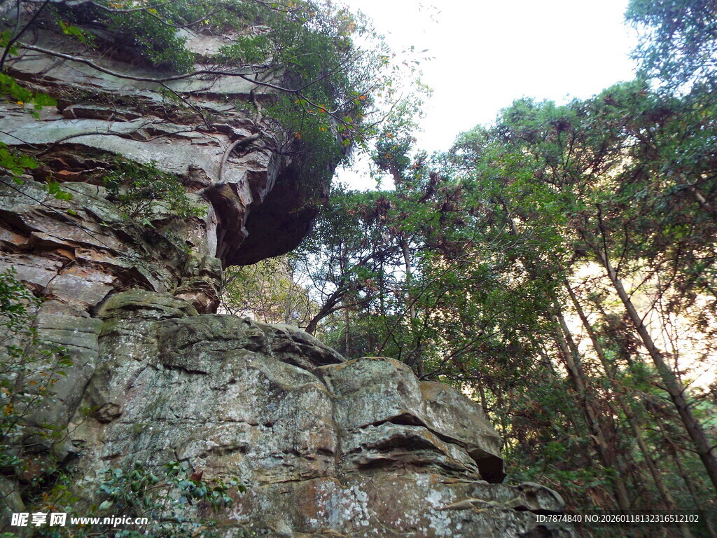 山林间的陡峭岩壁