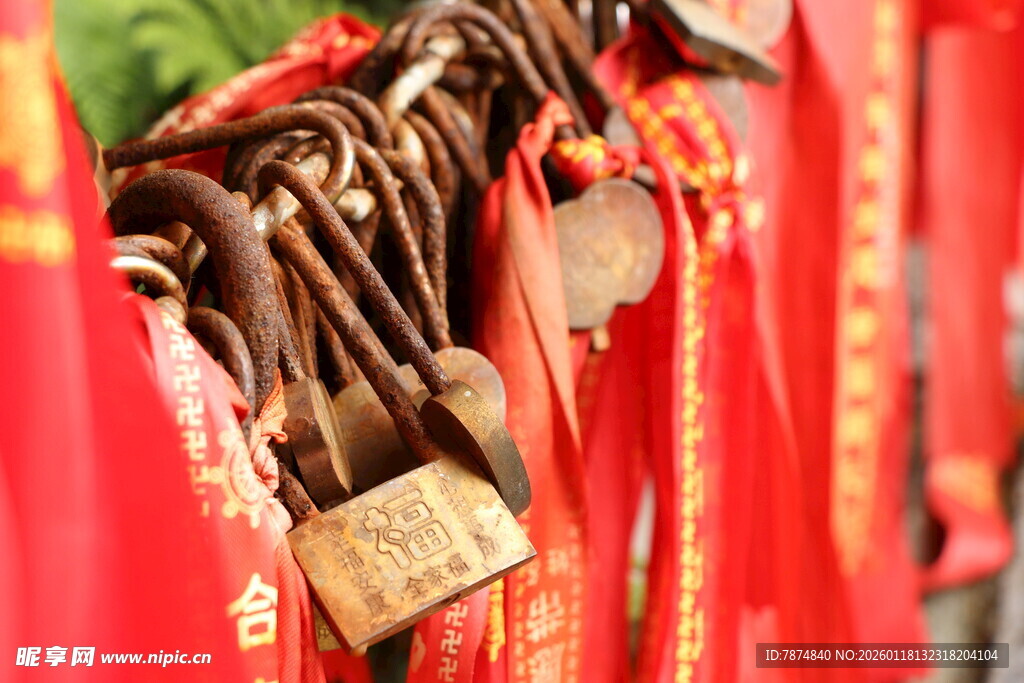 祈福锁挂于红绸间