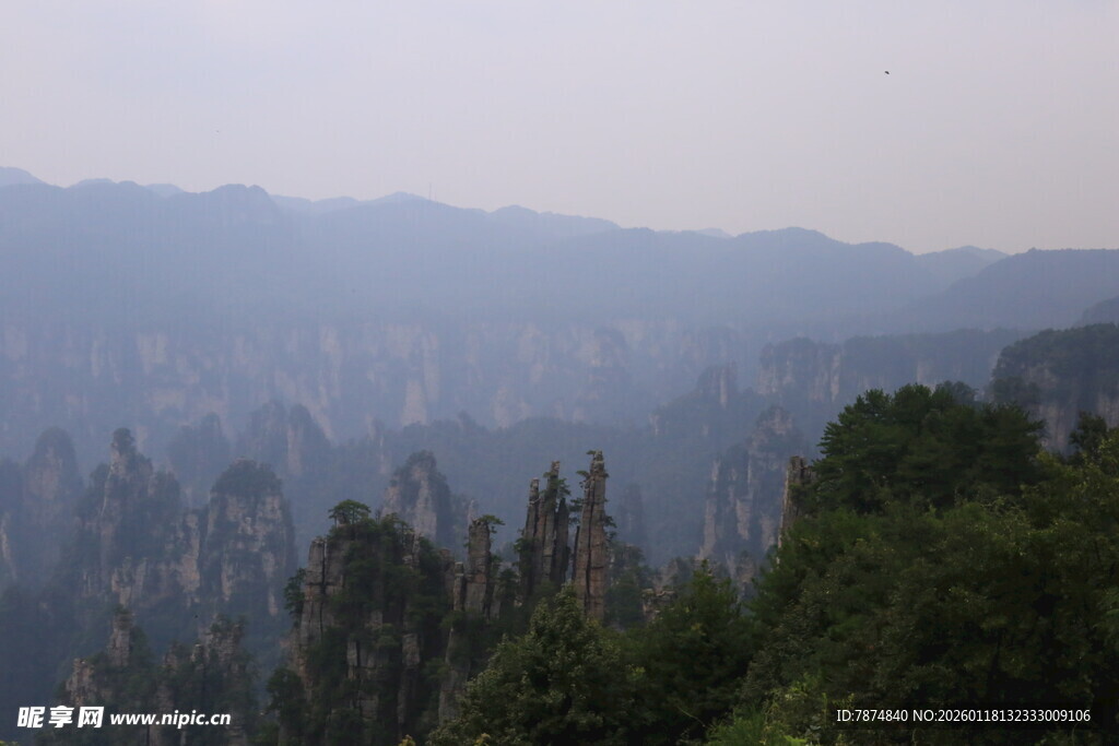 山峦叠翠间的朦胧绿色景观