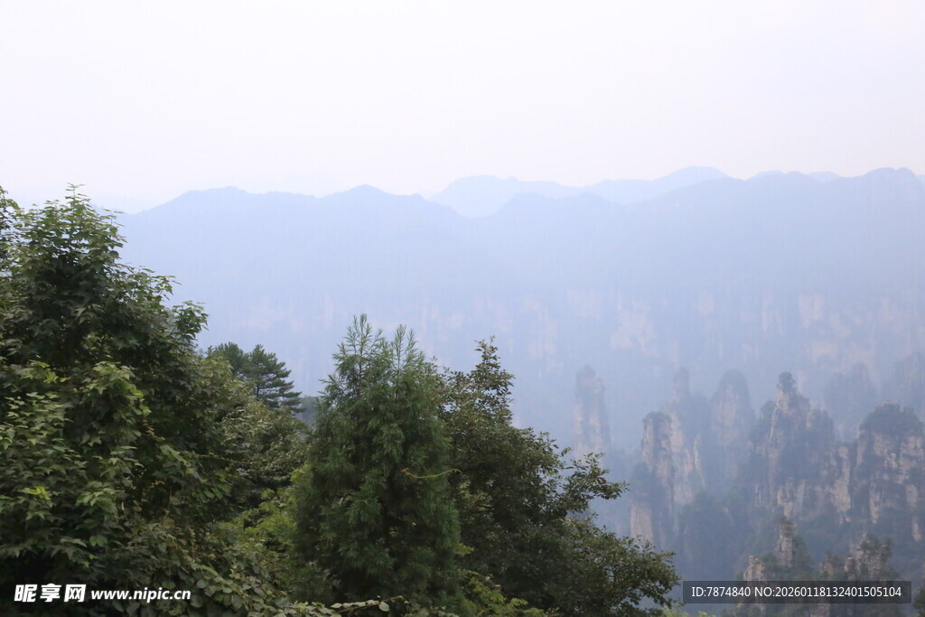 山林间的朦胧远山景色