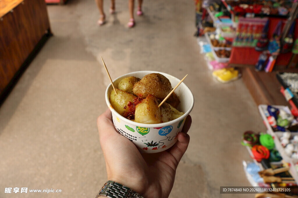 手持美味丸子小吃