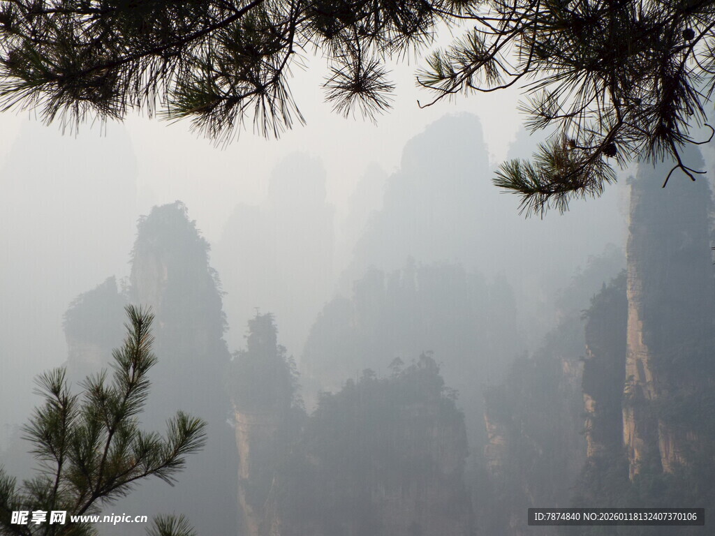 云雾缭绕的壮丽山峰景色