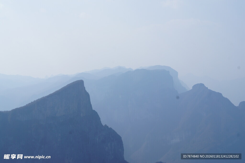 巍峨山峦 云雾缭绕之景