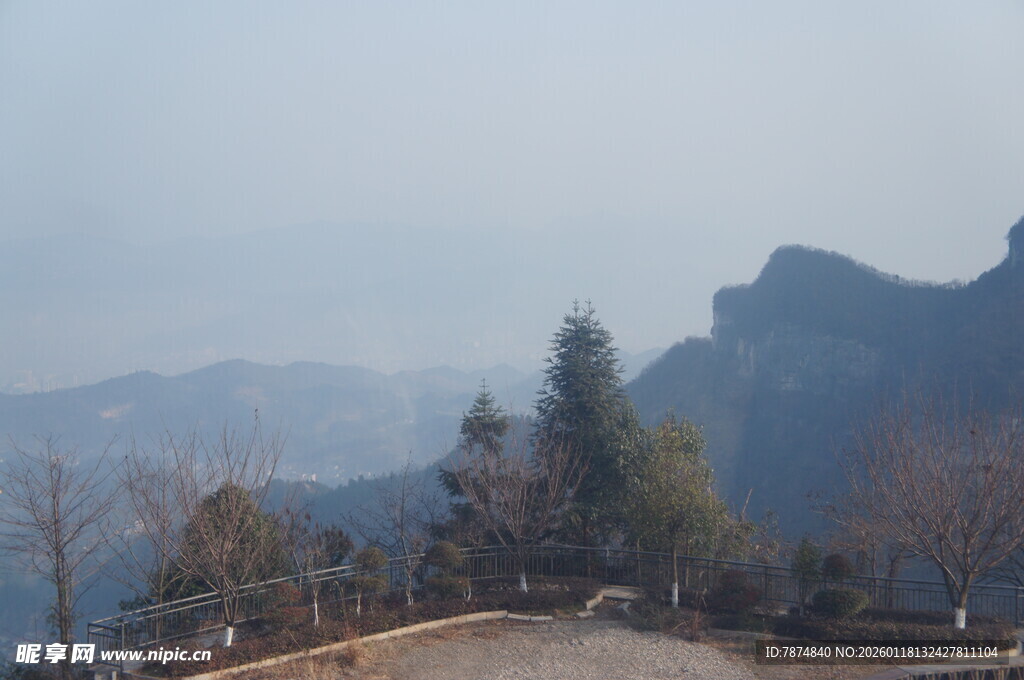 山间景致 树木与峻岭相映