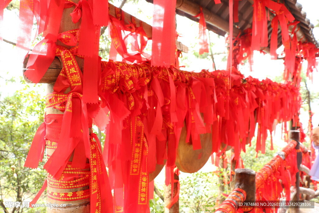 祈福红绸挂满祈福亭