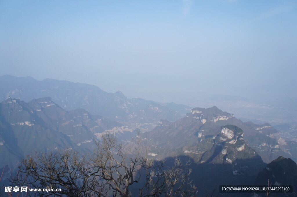 山峦远眺景色