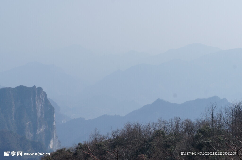 雾中群山景色