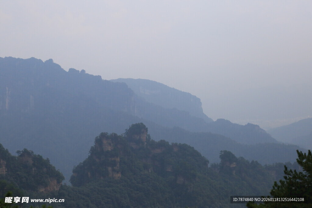 壮丽山峦景观