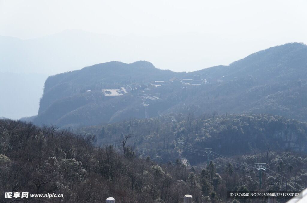 山峦叠翠的自然风景