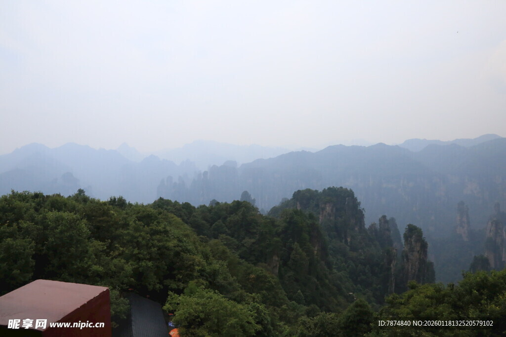 山峦叠翠间的绿色景致