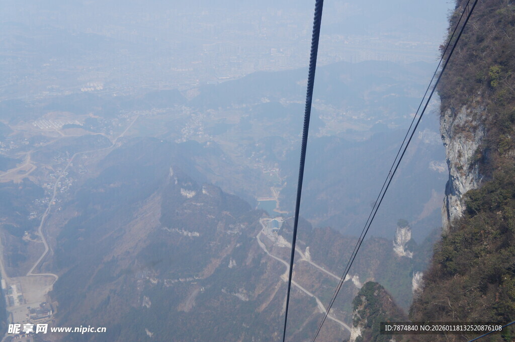 高空缆车俯瞰壮丽山景