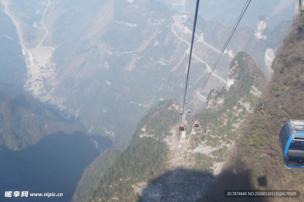 高空缆车穿梭于壮美山峦