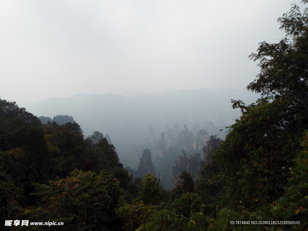 云雾缭绕的壮丽山峦景色
