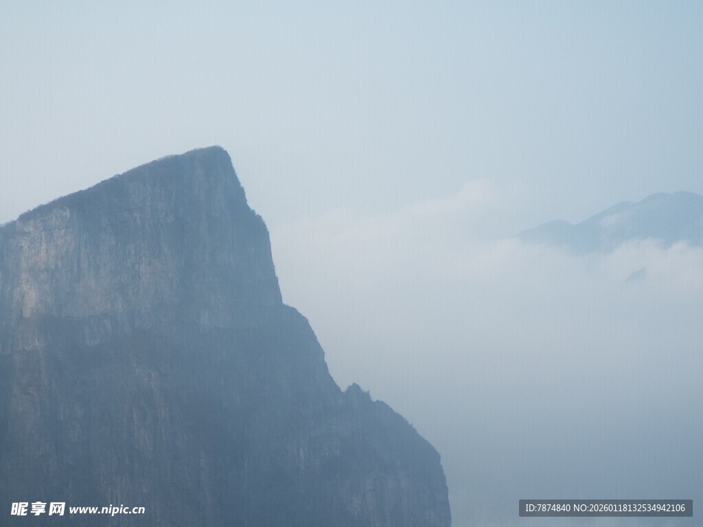 云雾缭绕的巍峨山峰