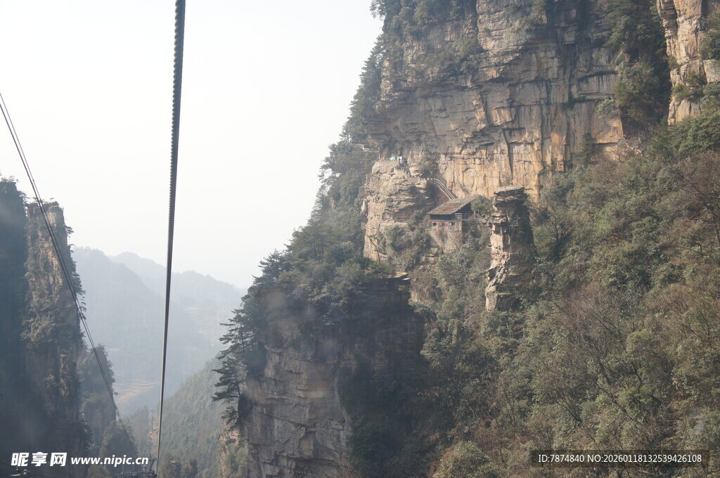险峻山间索道景观