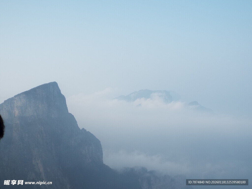 巍峨山峰云雾缭绕之景