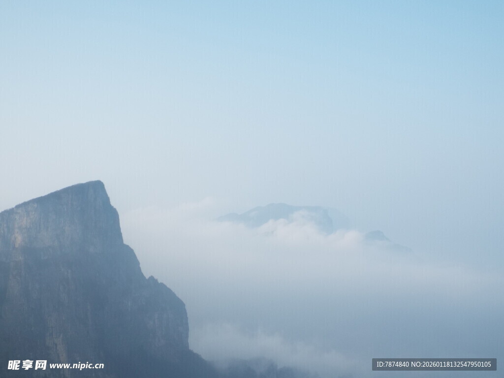 云雾缭绕的巍峨山峰