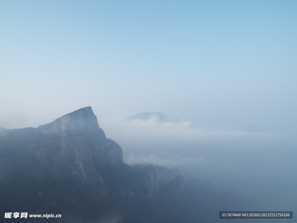 云雾缭绕的巍峨山峰