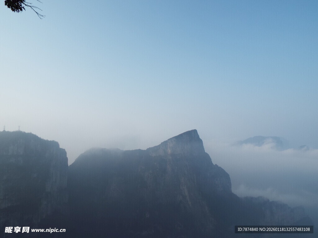 云雾缭绕的巍峨山峰