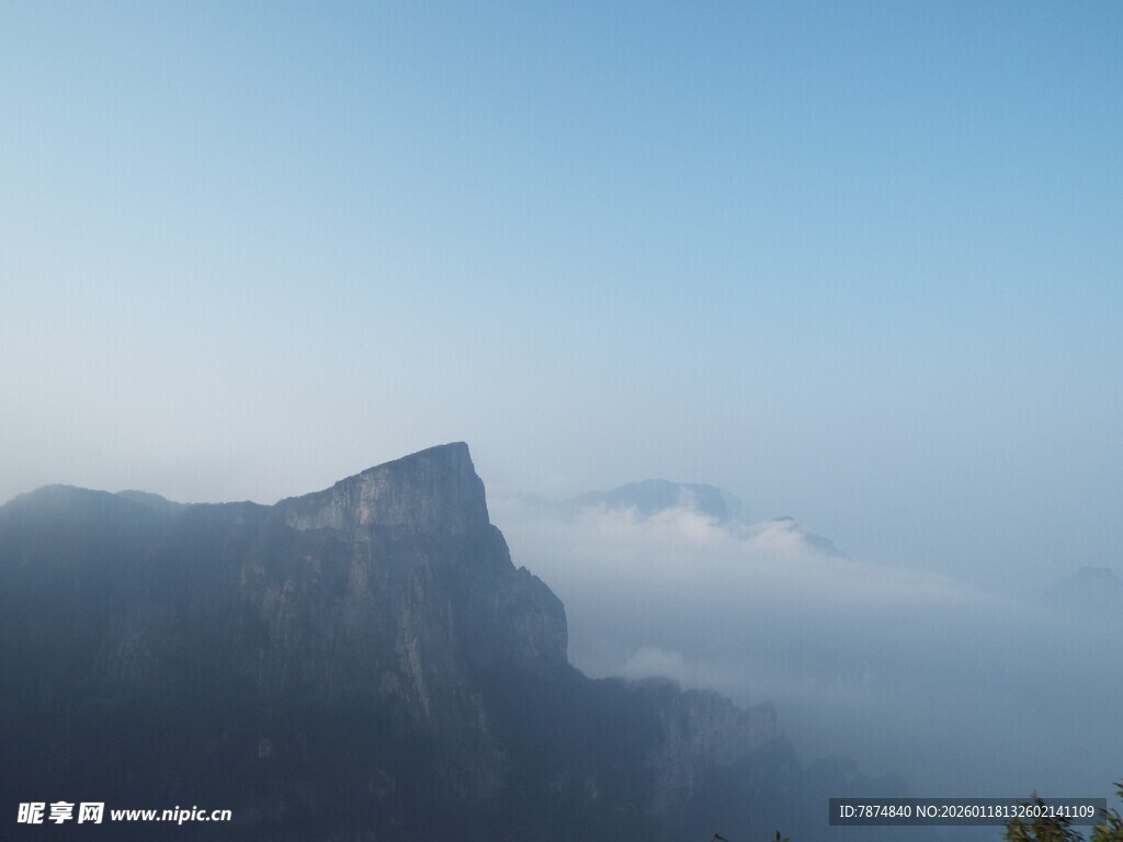 云雾缭绕的巍峨山峰
