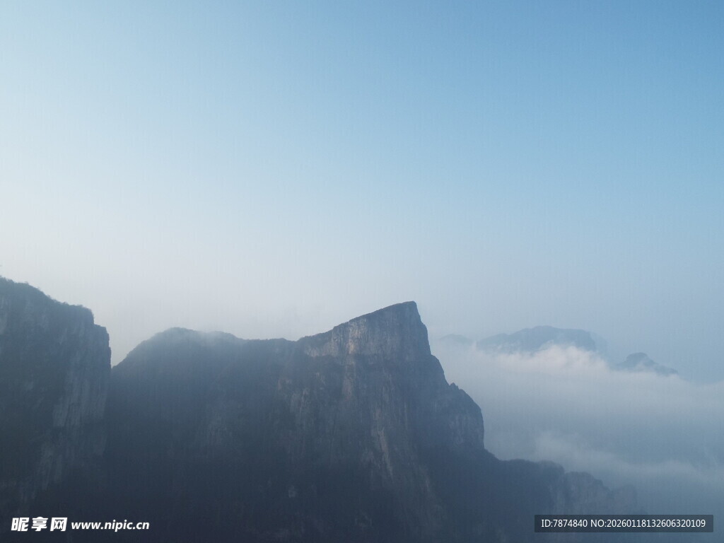 云雾缭绕的巍峨山峰
