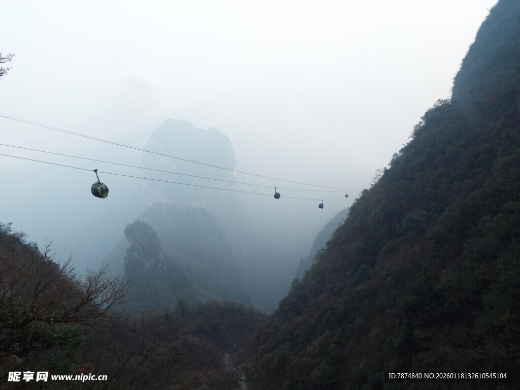 山间索道穿行于朦胧群山