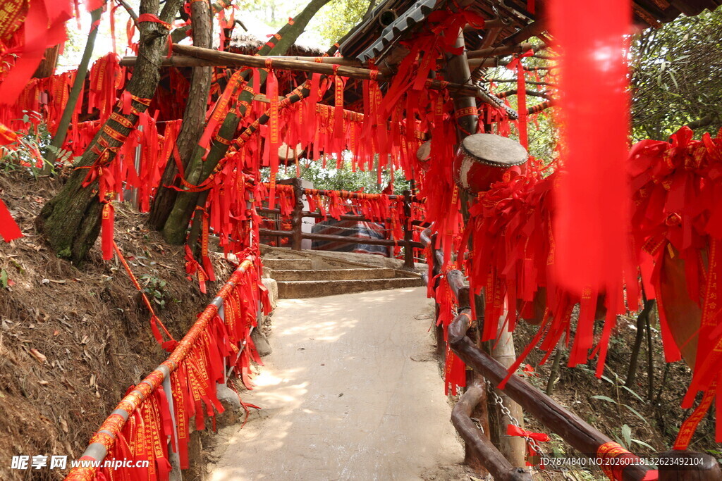 山间祈福长廊挂满红绸带