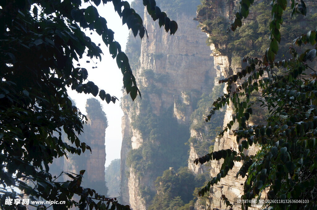 山间峭壁景色