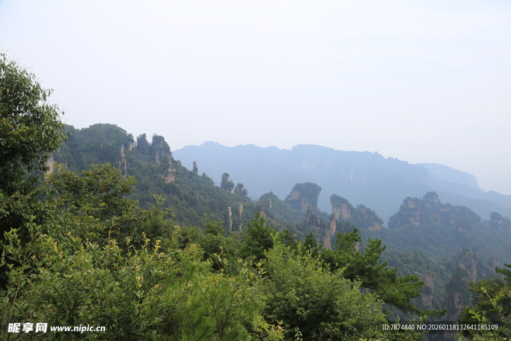 壮美山峦间的葱郁景致