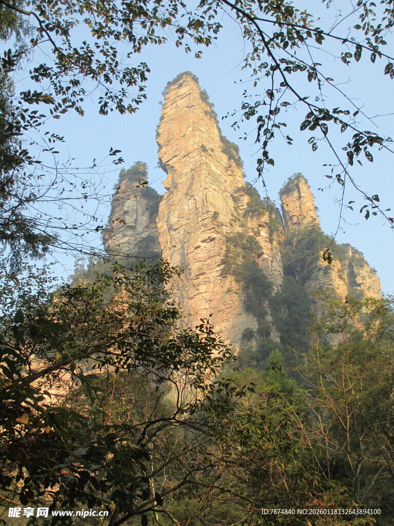 奇峰耸立的壮丽山景