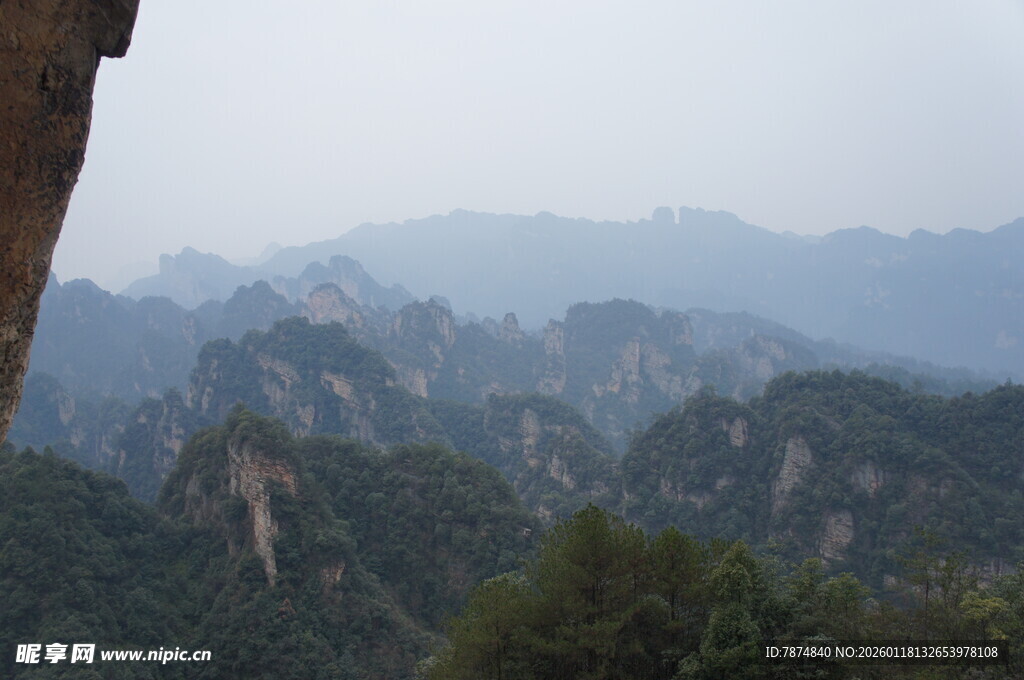 壮美山峦景观