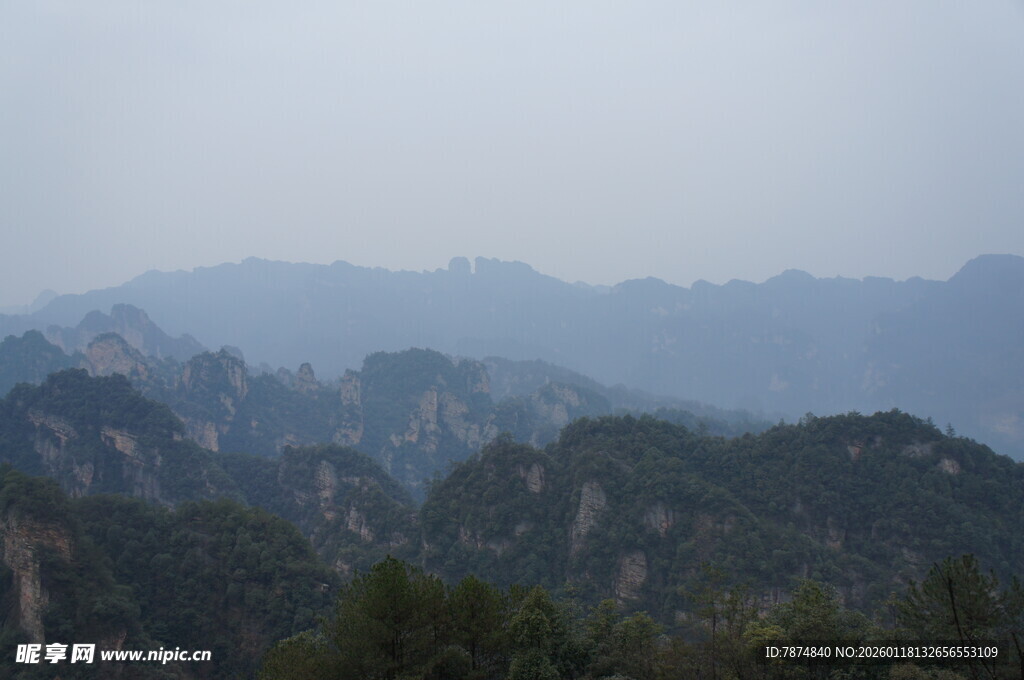山峦叠嶂的壮阔自然景观