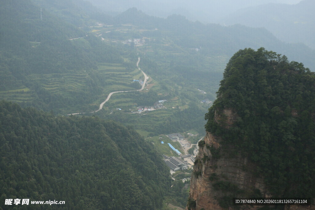 云雾缭绕的壮美山间景色