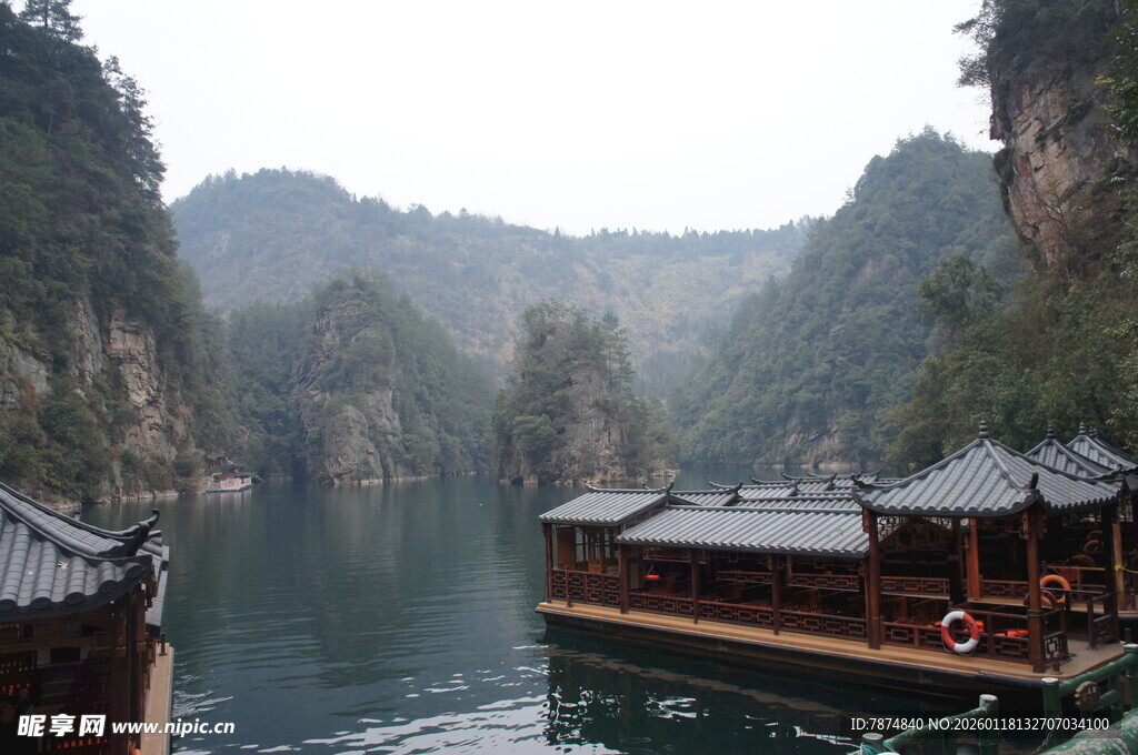 山水间的中式水上建筑