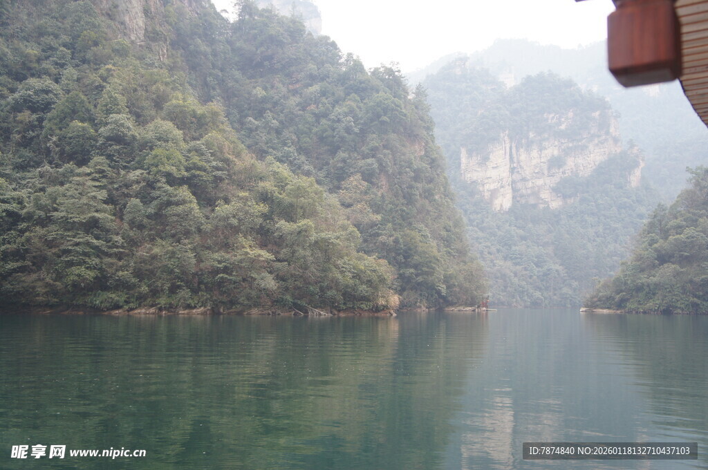 山水相依的宁静江景