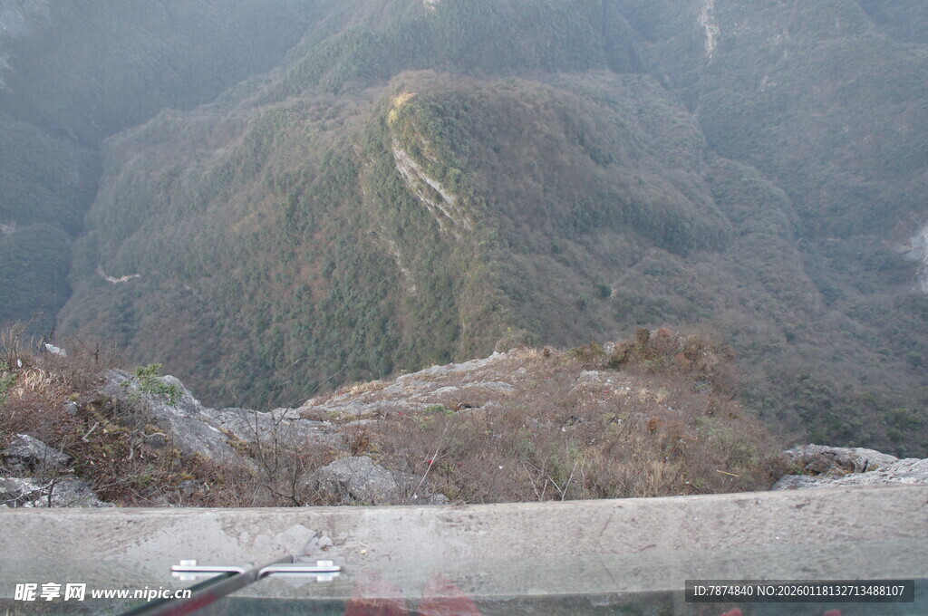 山间公路蜿蜒于山水间