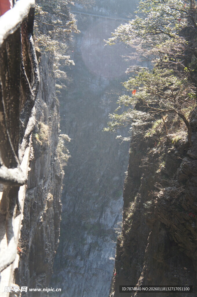 险峻峡谷中的壮美自然景观