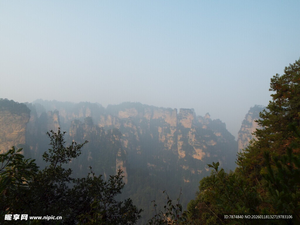 壮丽山景 树木点缀其间
