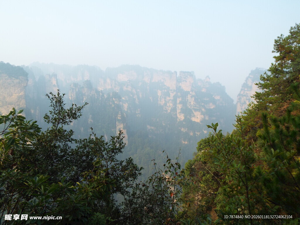 山林间的壮丽山峦景色