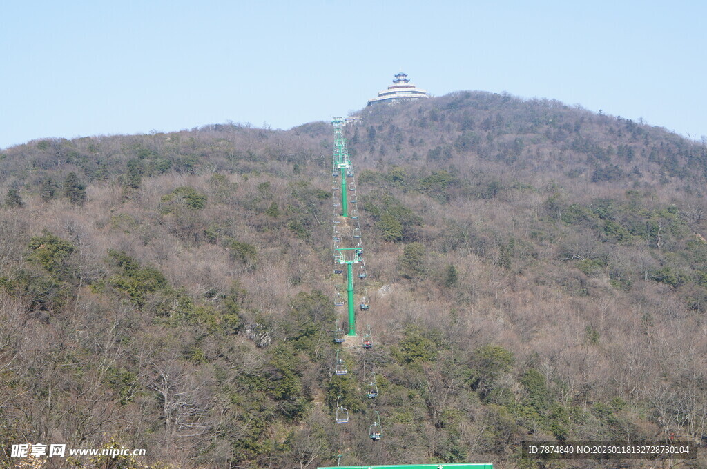 山间索道蜿蜒于葱郁山林