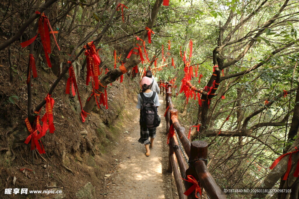山间祈福小径 游人漫步