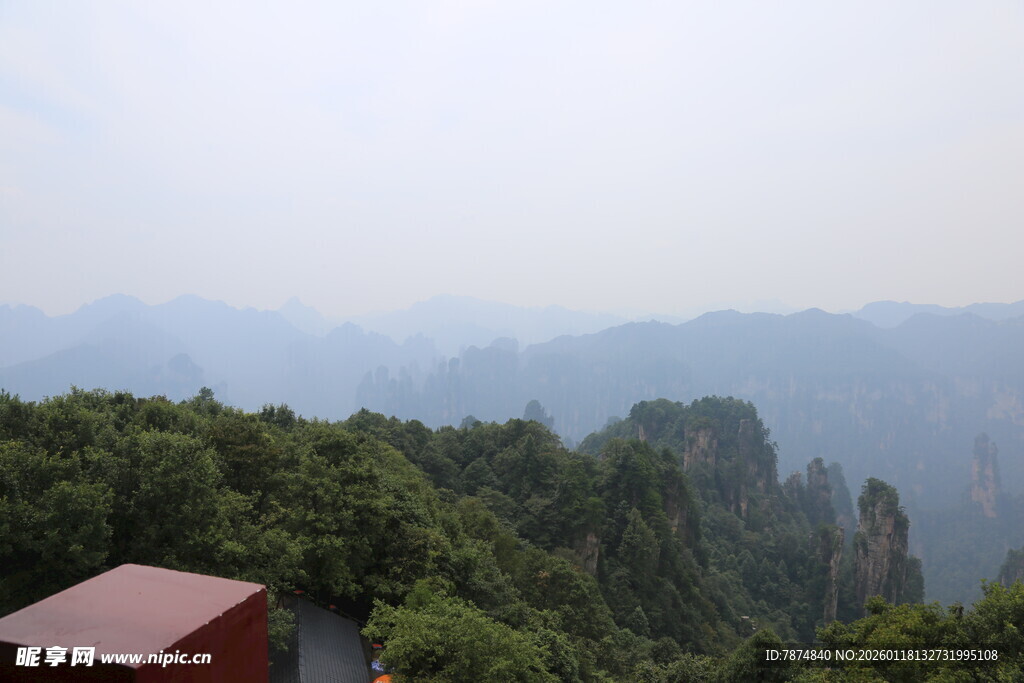 俯瞰山林间的壮丽景色