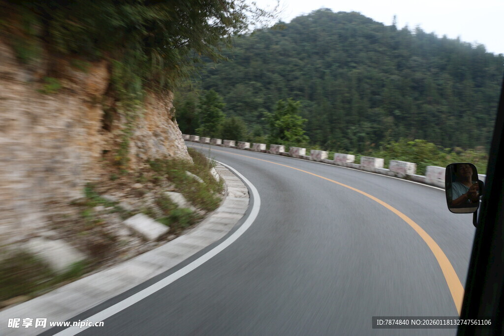 蜿蜒山间公路风景